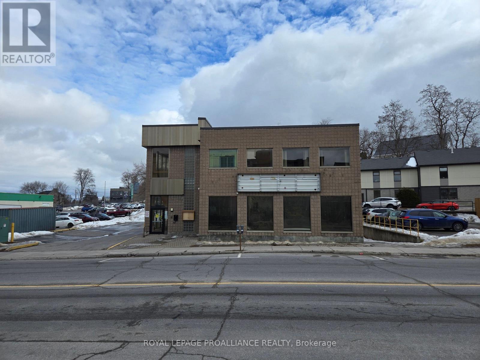 295 Pinnacle Street, Belleville (Belleville Ward), Ontario  K8N 3B3 - Photo 1 - X12004378