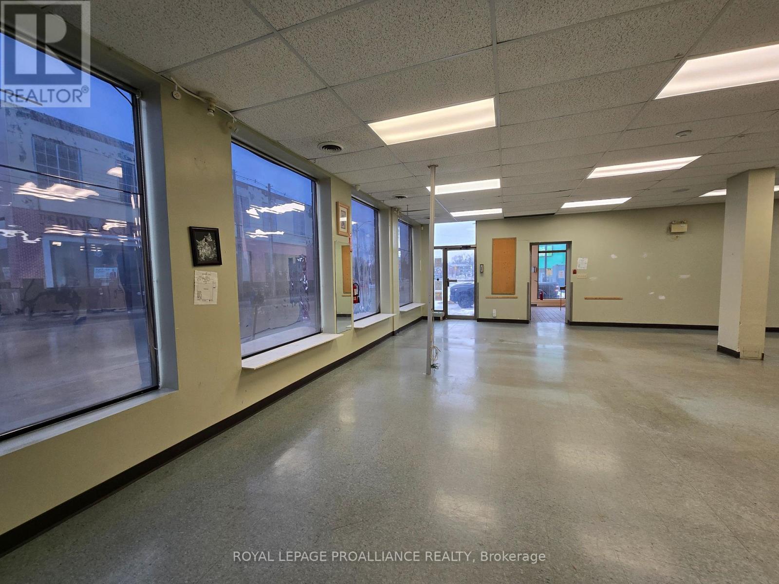 295 Pinnacle Street, Belleville (Belleville Ward), Ontario  K8N 3B3 - Photo 10 - X12004378
