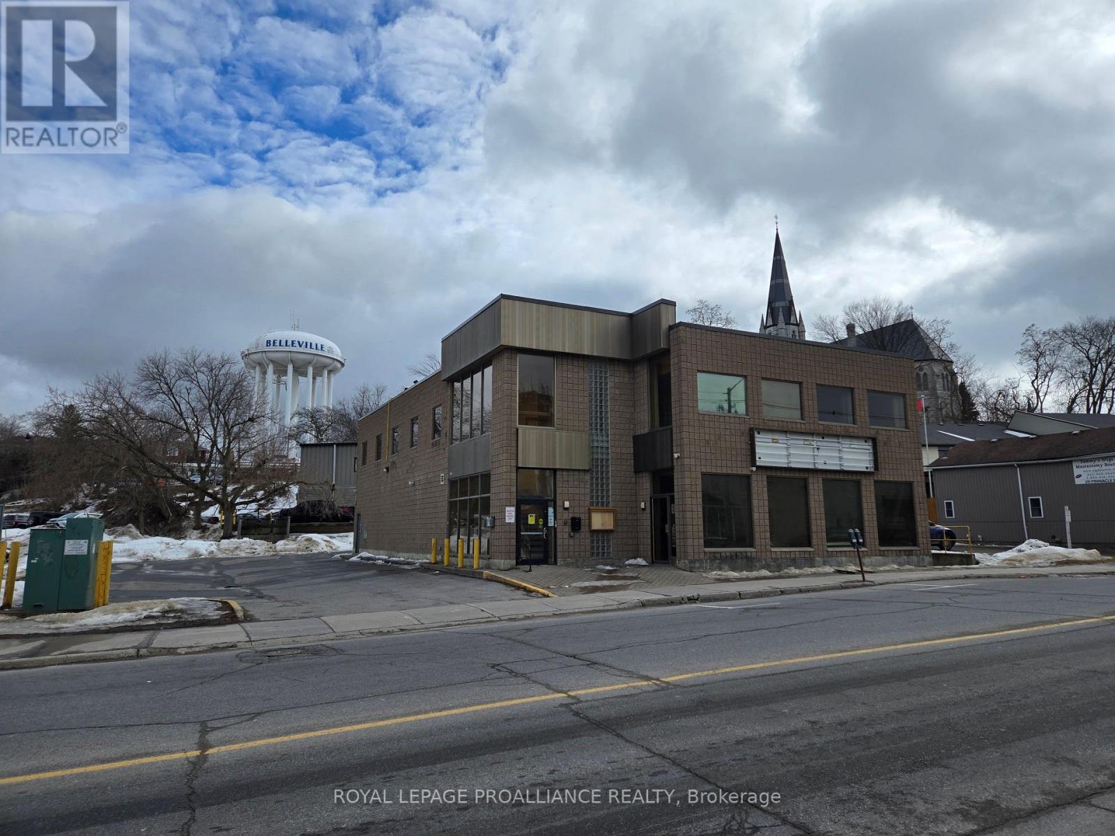 295 Pinnacle Street, Belleville (Belleville Ward), Ontario  K8N 3B3 - Photo 2 - X12004378