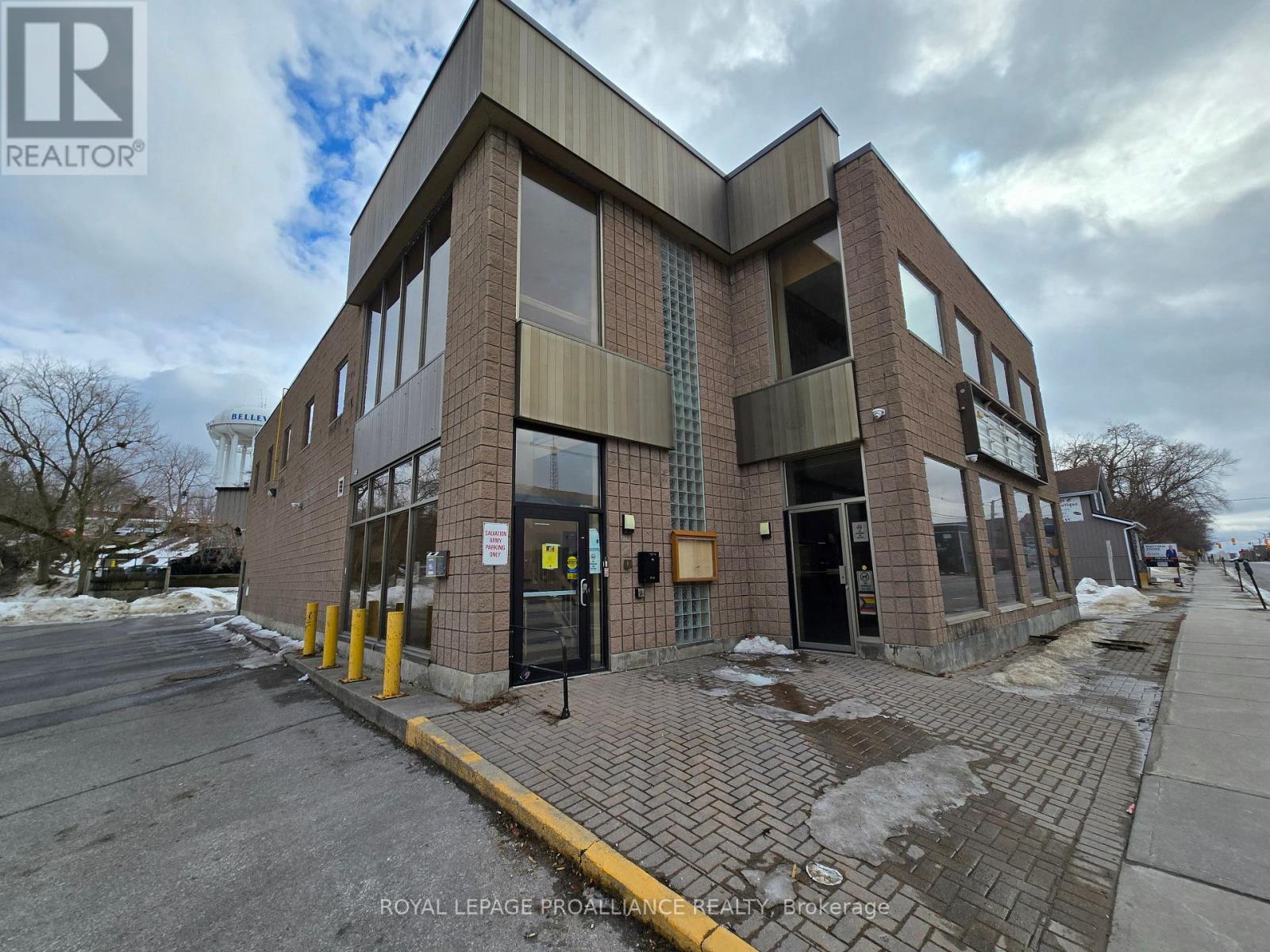 295 Pinnacle Street, Belleville (Belleville Ward), Ontario  K8N 3B3 - Photo 3 - X12004378