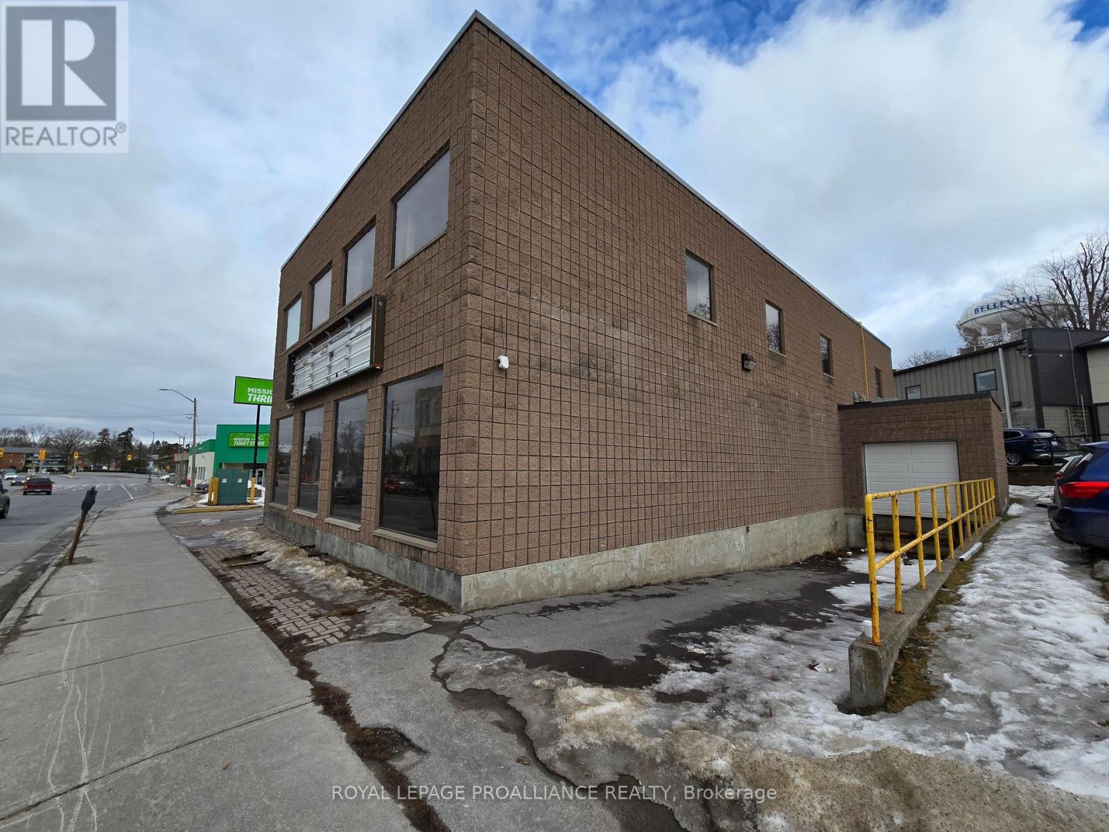 295 Pinnacle Street, Belleville (Belleville Ward), Ontario  K8N 3B3 - Photo 5 - X12004378