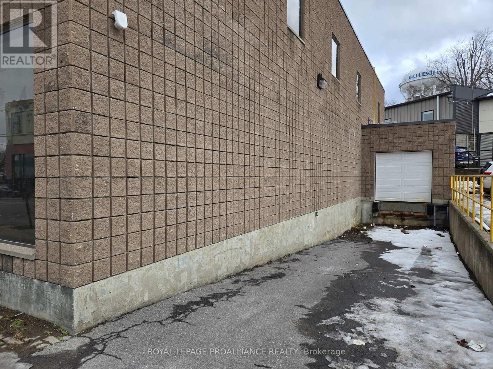 295 Pinnacle Street, Belleville (Belleville Ward), Ontario  K8N 3B3 - Photo 6 - X12004378