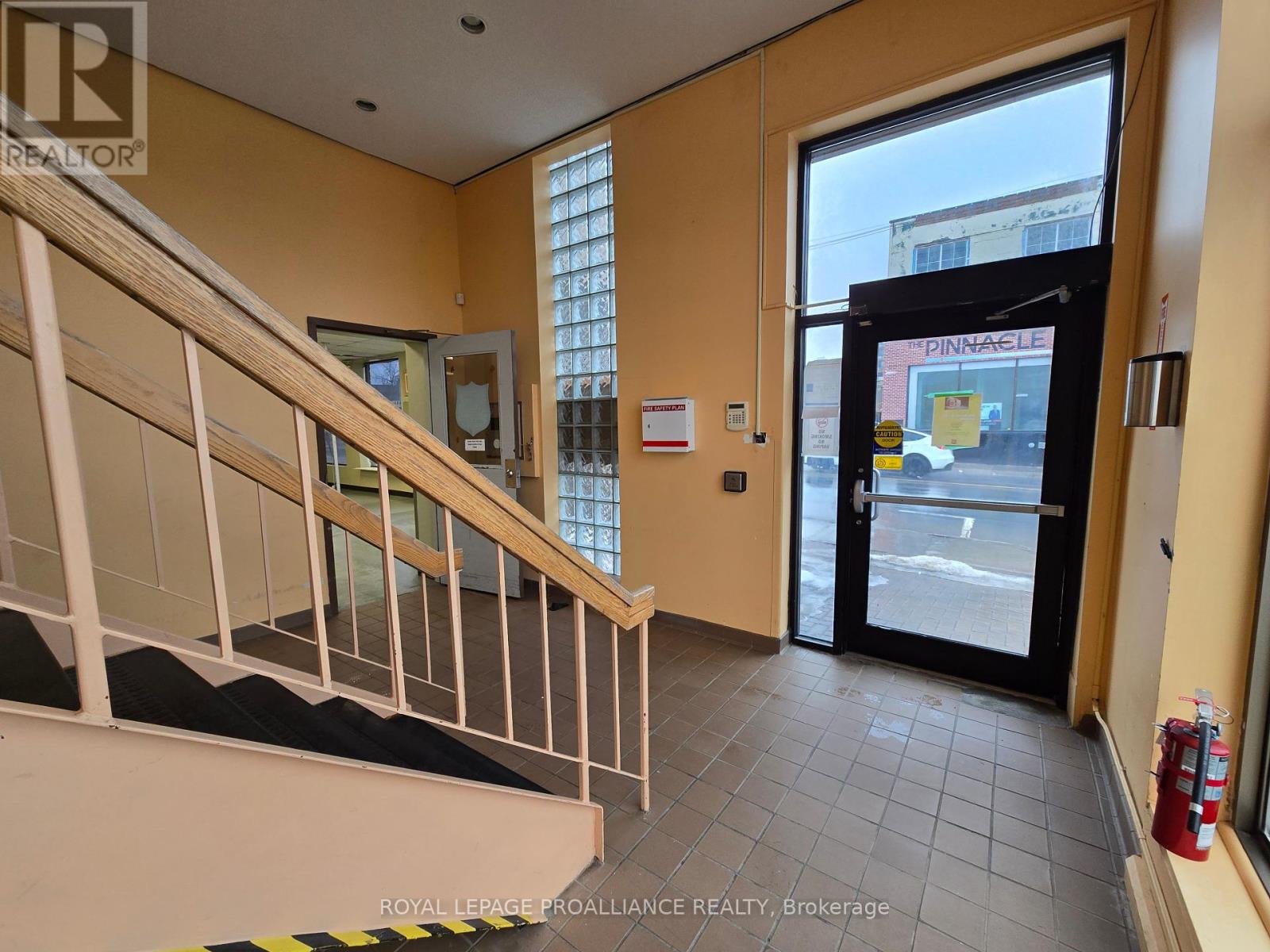 295 Pinnacle Street, Belleville (Belleville Ward), Ontario  K8N 3B3 - Photo 8 - X12004378