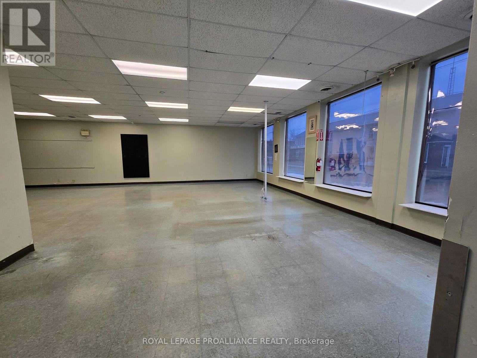 295 Pinnacle Street, Belleville (Belleville Ward), Ontario  K8N 3B3 - Photo 9 - X12004378