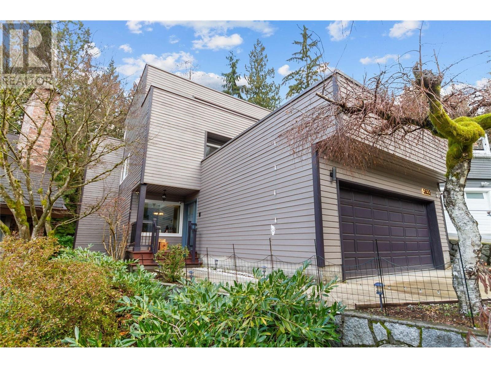 5655 White Pine Lane, North Vancouver, British Columbia  V7R 4S1 - Photo 2 - R2972802