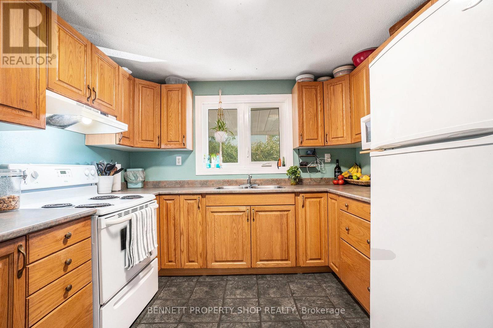 428 Hatfield Crescent, Ottawa, Ontario  K1E 1M8 - Photo 5 - X12004672