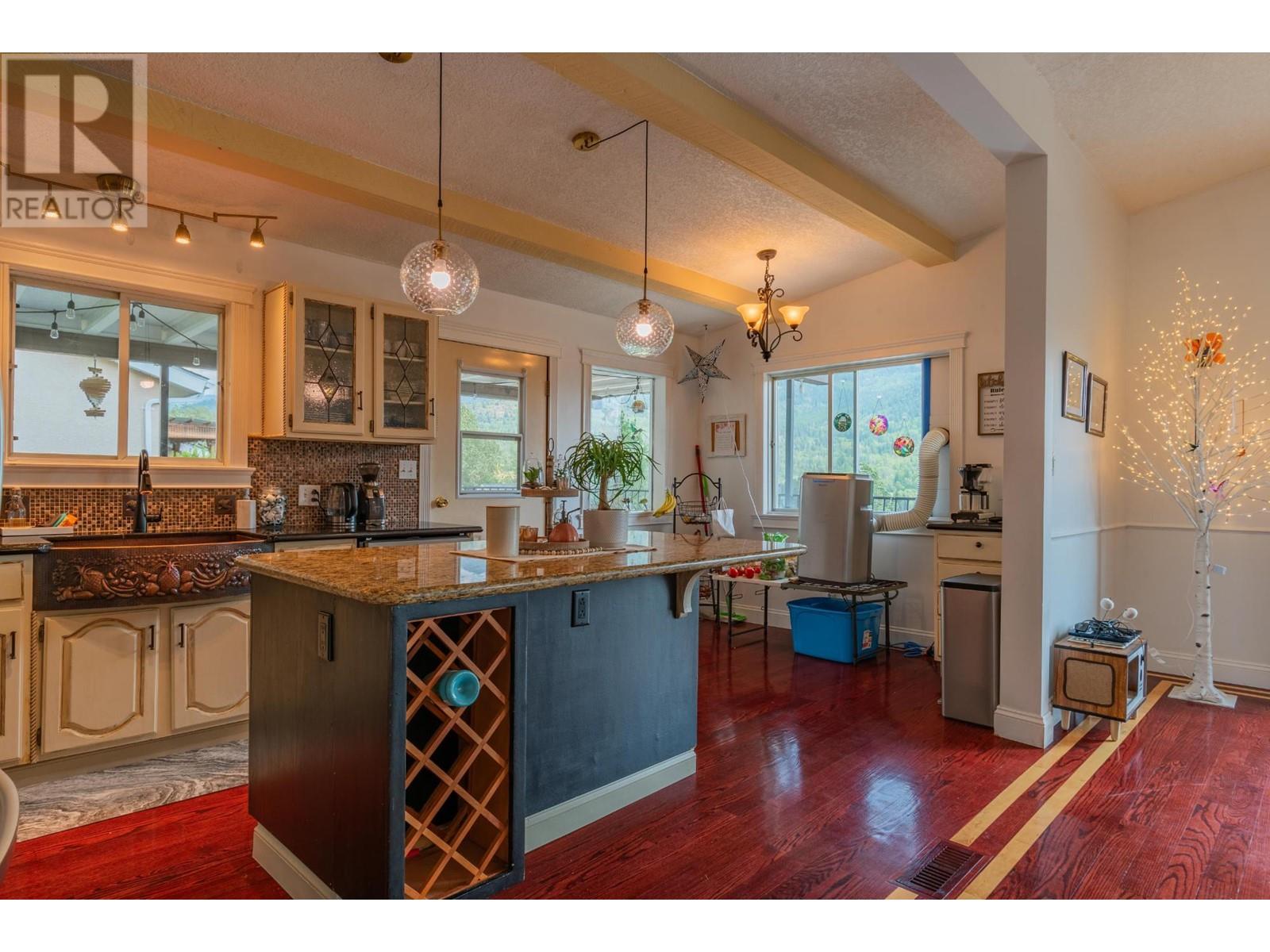 Property at 924 7TH Street image 4