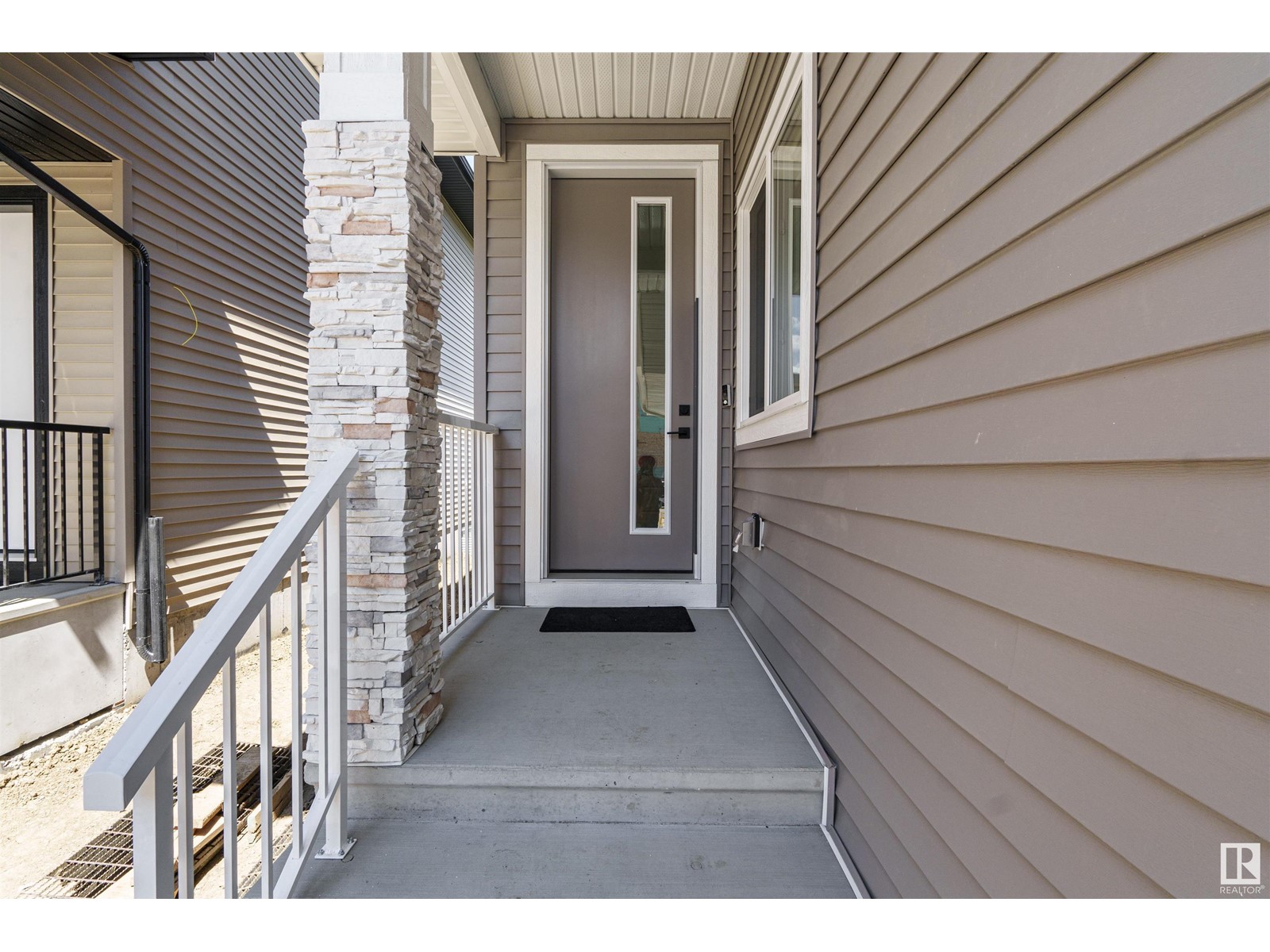 Property at 2920 1 AV SW image 2