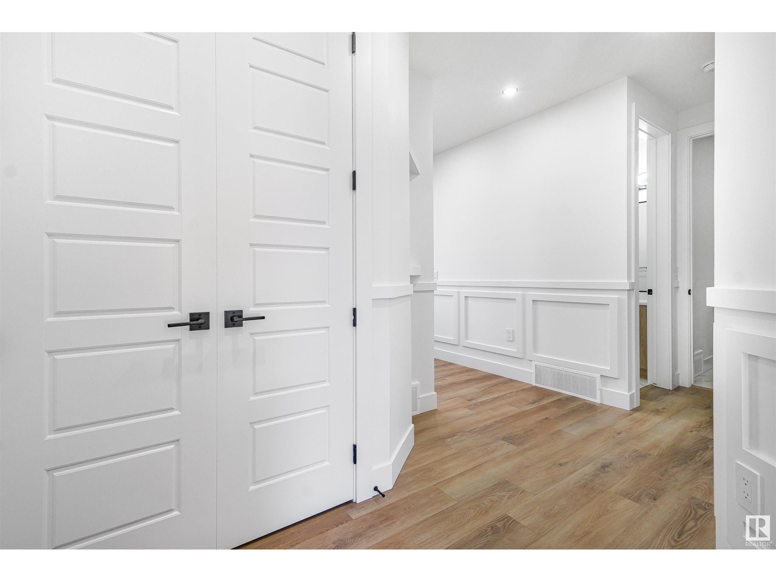 Property at 2920 1 AV SW image 4