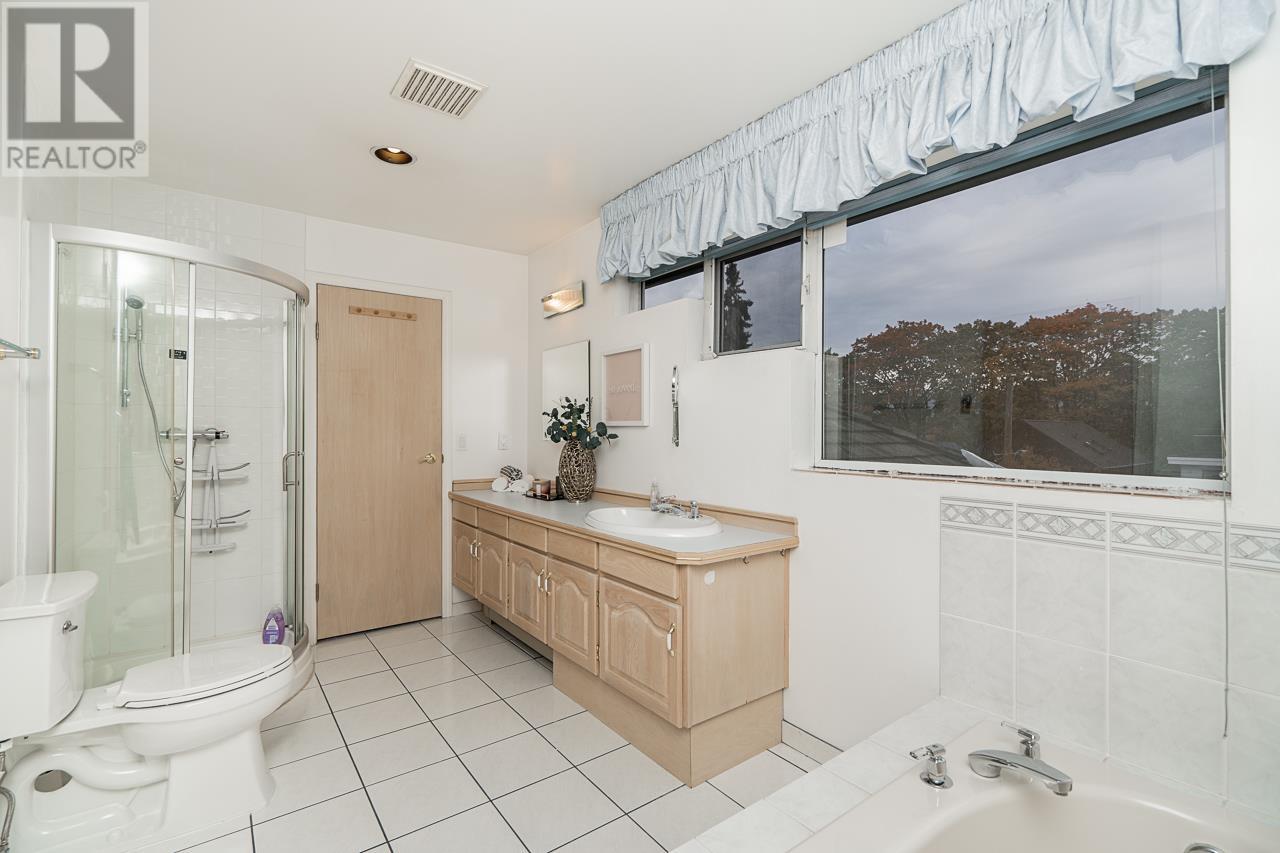 Listing Picture 33 of 38 : 825 W 23RD AVENUE, Vancouver / 溫哥華 - 魯藝地產 Yvonne Lu Group - MLS Medallion Club Member