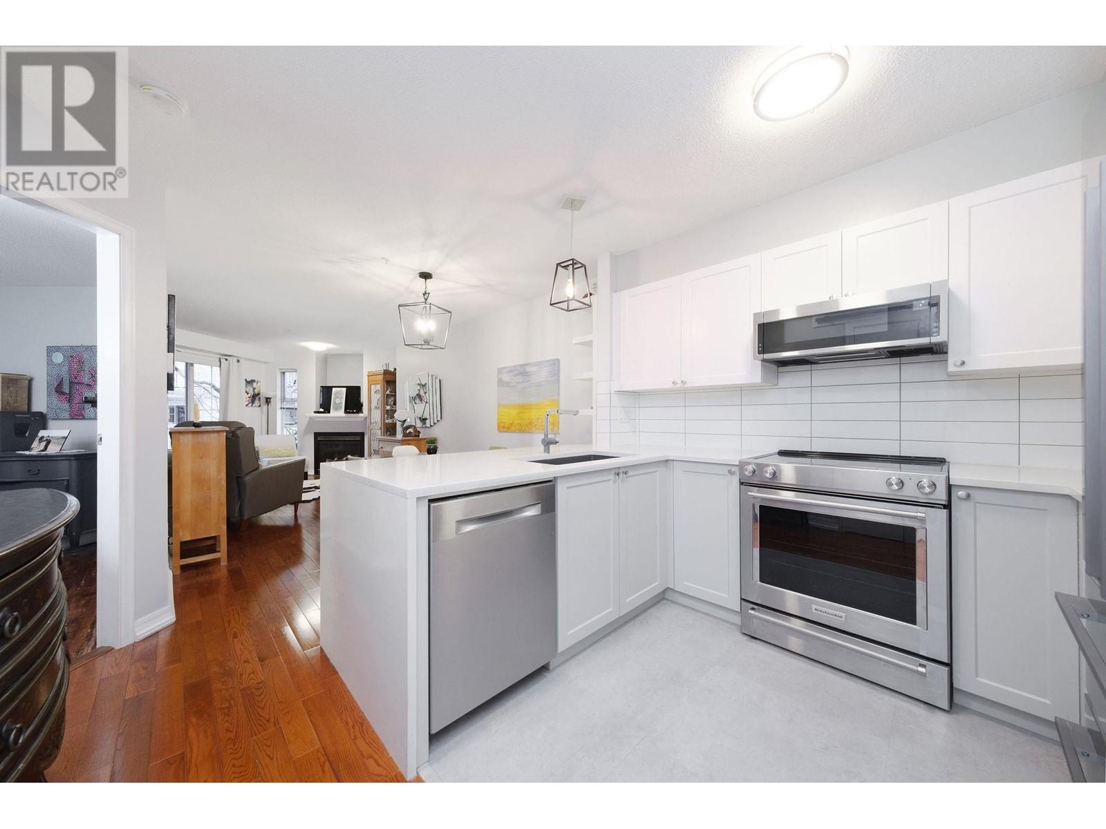 215 147 E 1st Street Street, North Vancouver, British Columbia  V7L 1B2 - Photo 5 - R2974512