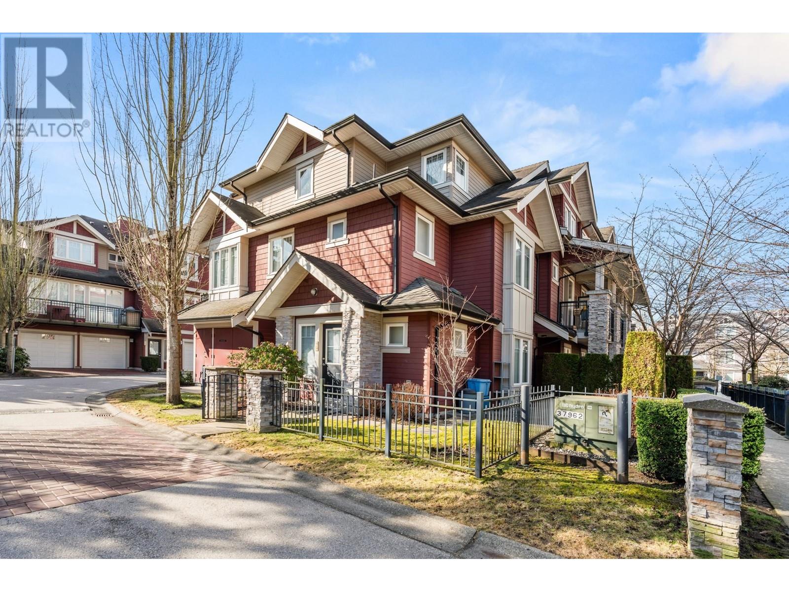 Listing Picture 3 of 36 : 7 6188 BIRCH STREET, Richmond / 烈治文 - 魯藝地產 Yvonne Lu Group - MLS Medallion Club Member