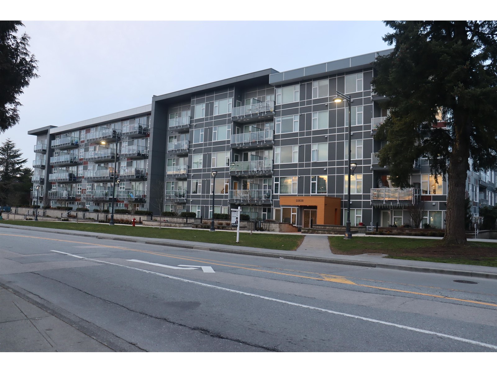 207 10838 Whalley Boulevard, Surrey, British Columbia  V3R 0G8 - Photo 2 - R2973269
