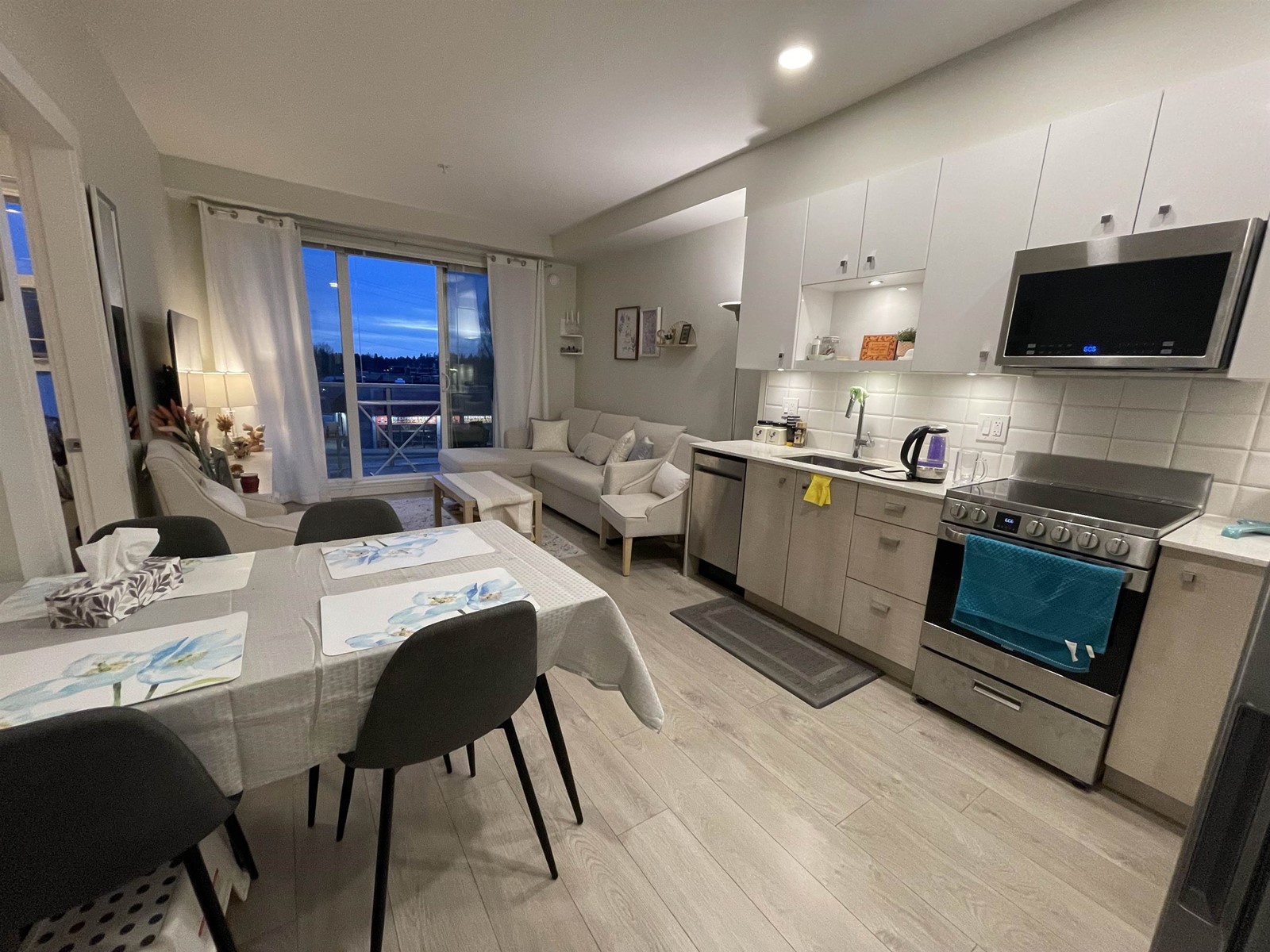 207 10838 Whalley Boulevard, Surrey, British Columbia  V3R 0G8 - Photo 3 - R2973269
