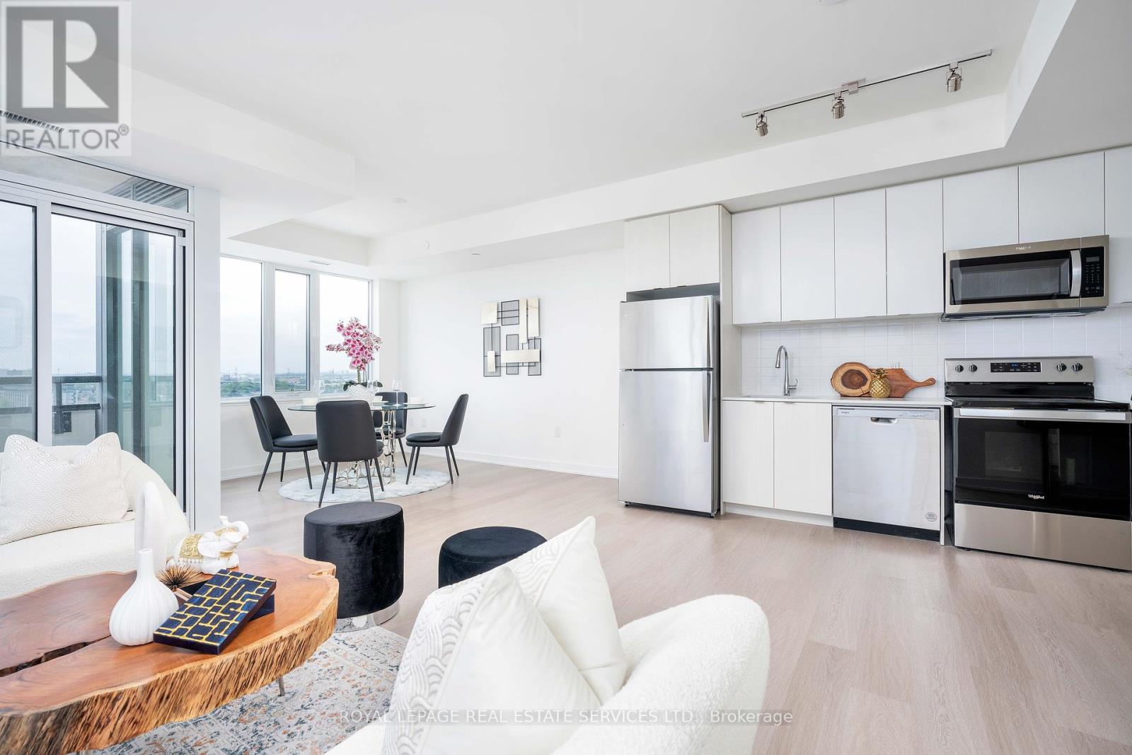 Property at 603 - 859 THE QUEENSWAY image 5