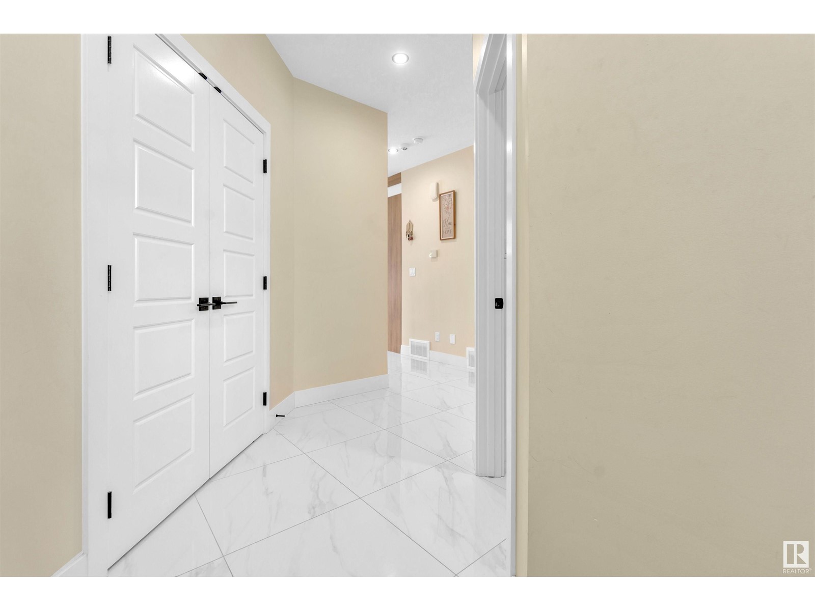 Property at 4202 38A ST image 4