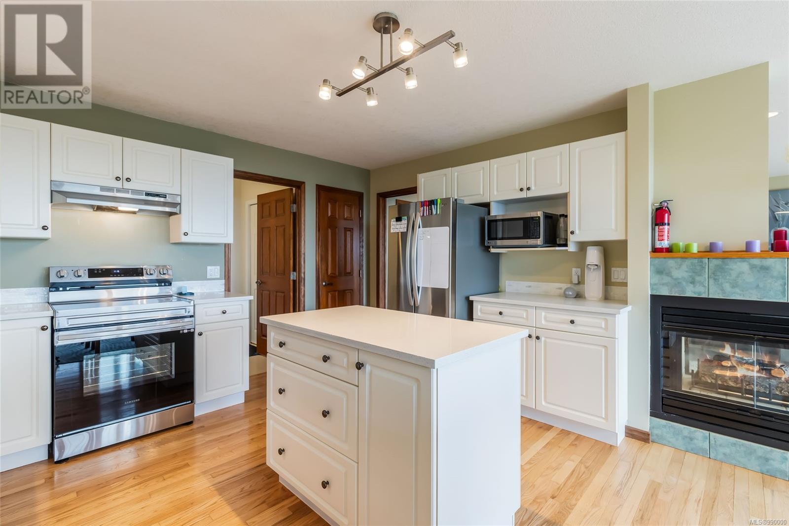 Property at 4718 Laguna Way image 4