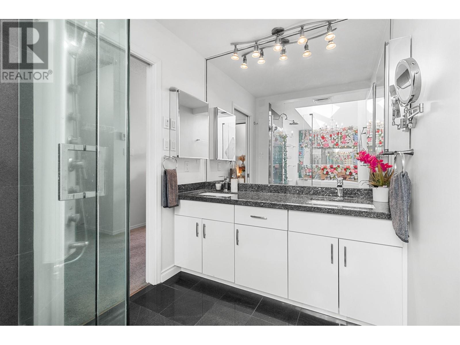 Listing Picture 17 of 36 : 2401 6055 NELSON AVENUE, Burnaby / 本拿比 - 魯藝地產 Yvonne Lu Group - MLS Medallion Club Member