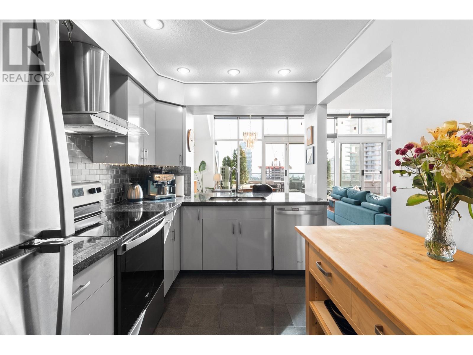 Listing Picture 11 of 36 : 2401 6055 NELSON AVENUE, Burnaby / 本拿比 - 魯藝地產 Yvonne Lu Group - MLS Medallion Club Member