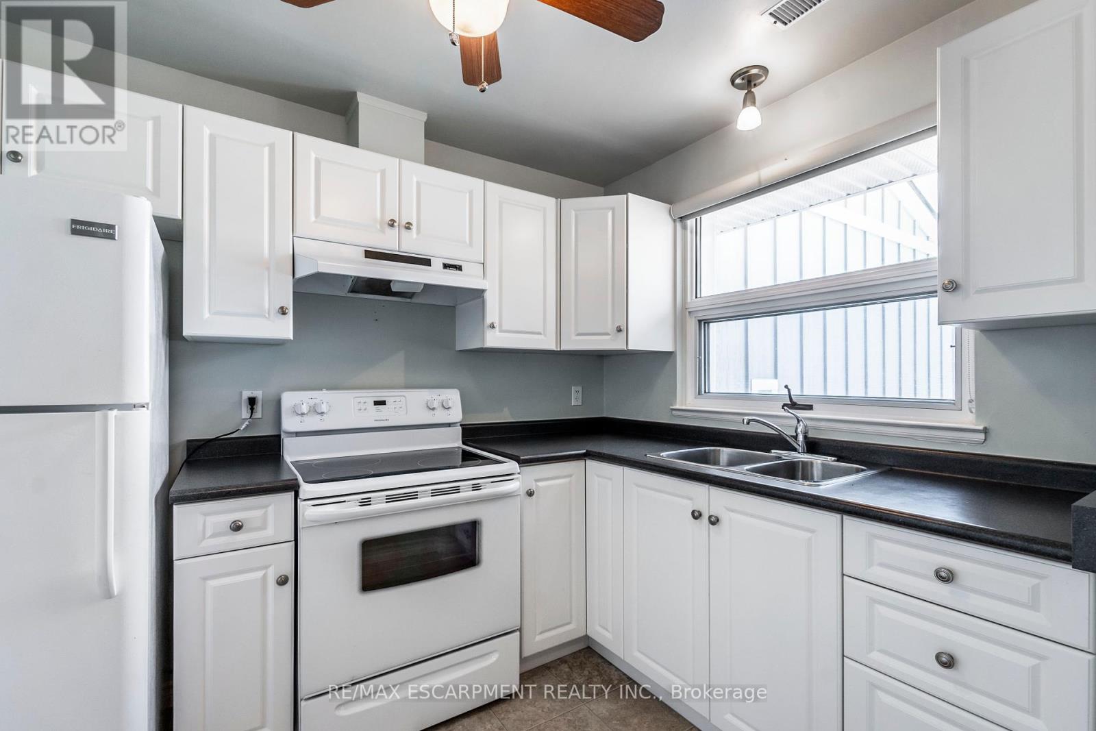 Property at 25 SZOLLOSY CIRCLE image 5