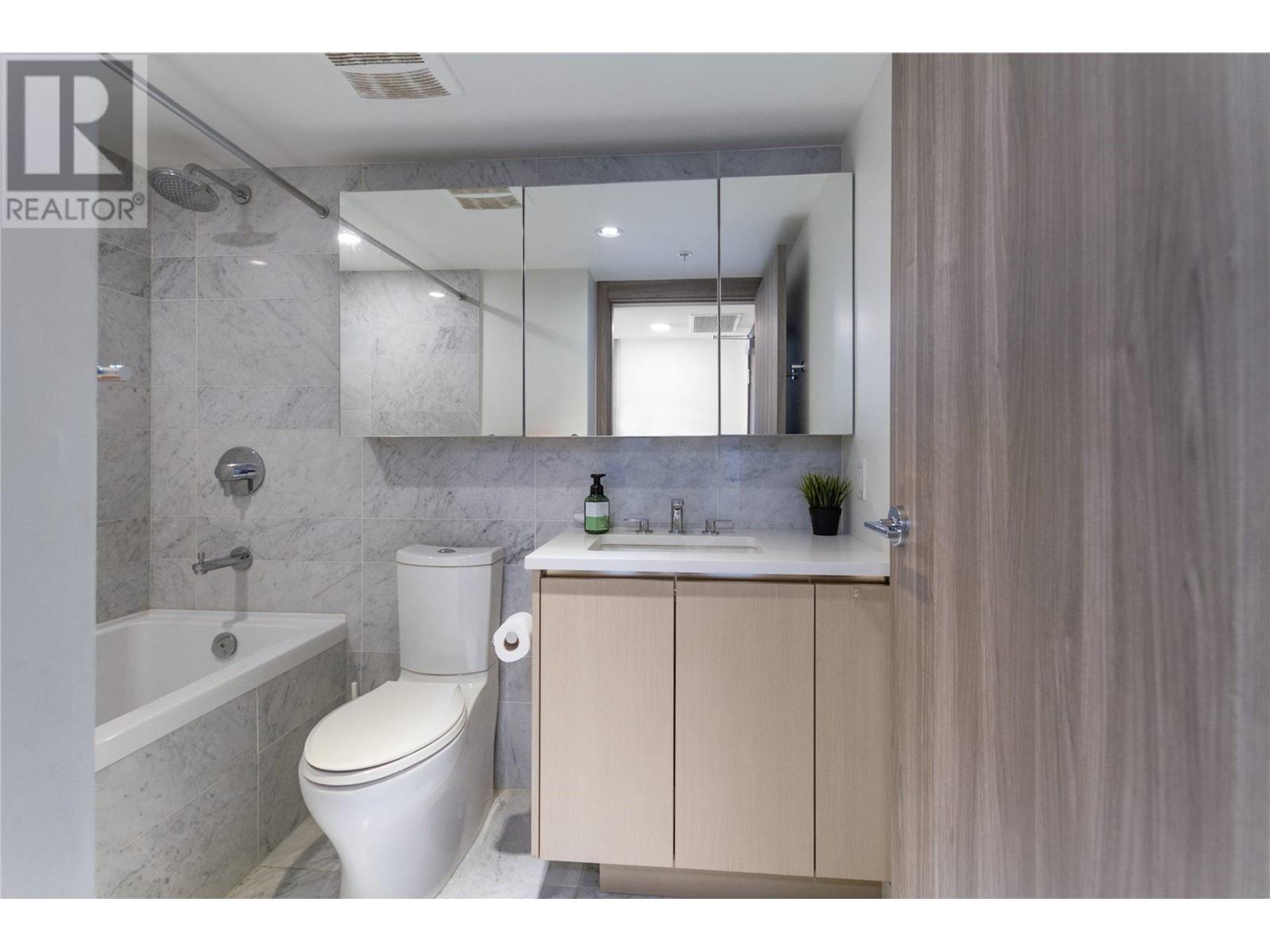 Listing Picture 12 of 26 : 1015 8800 HAZELBRIDGE WAY, Richmond / 烈治文 - 魯藝地產 Yvonne Lu Group - MLS Medallion Club Member