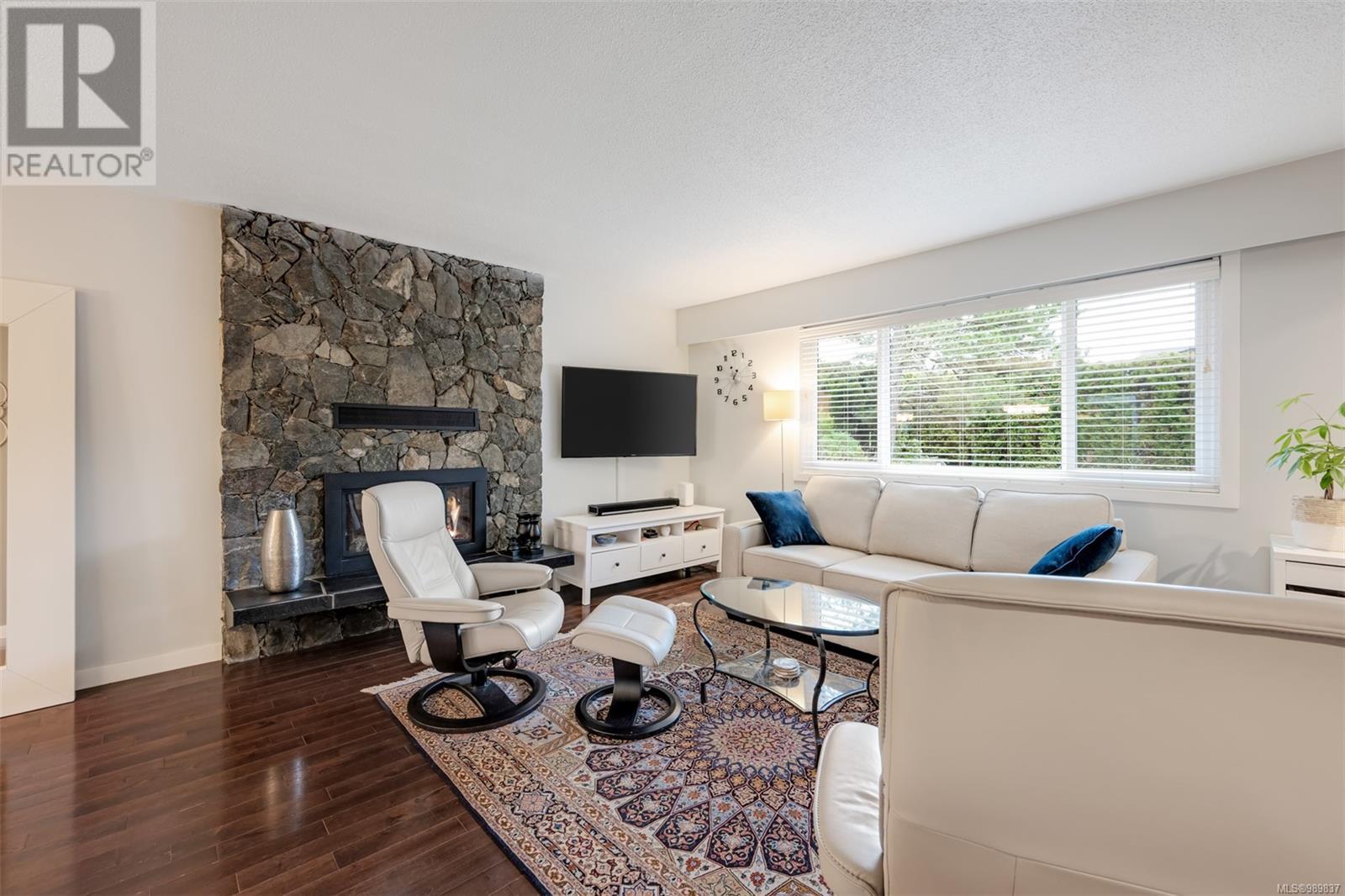 Property at 4195 Keewatin Pl image 3