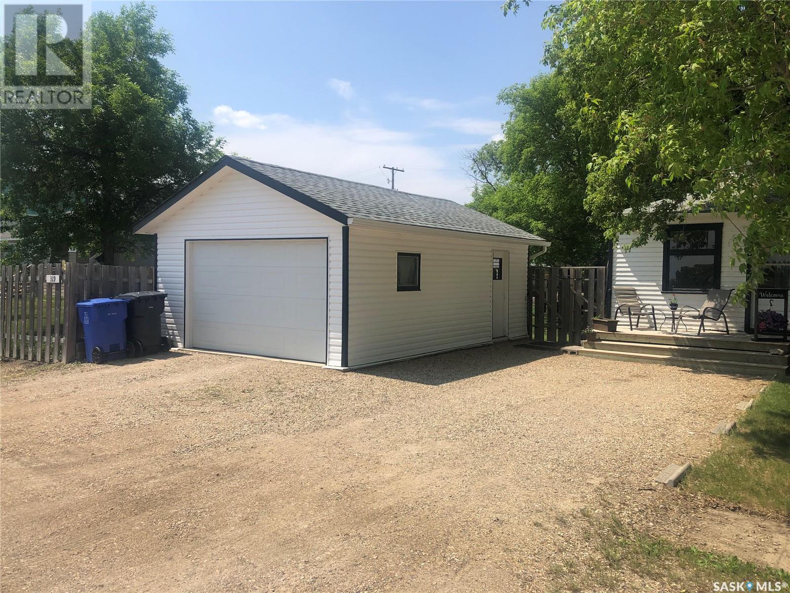 319 Carlyle Street, Arcola, Saskatchewan  S0C 0G0 - Photo 2 - SK998301