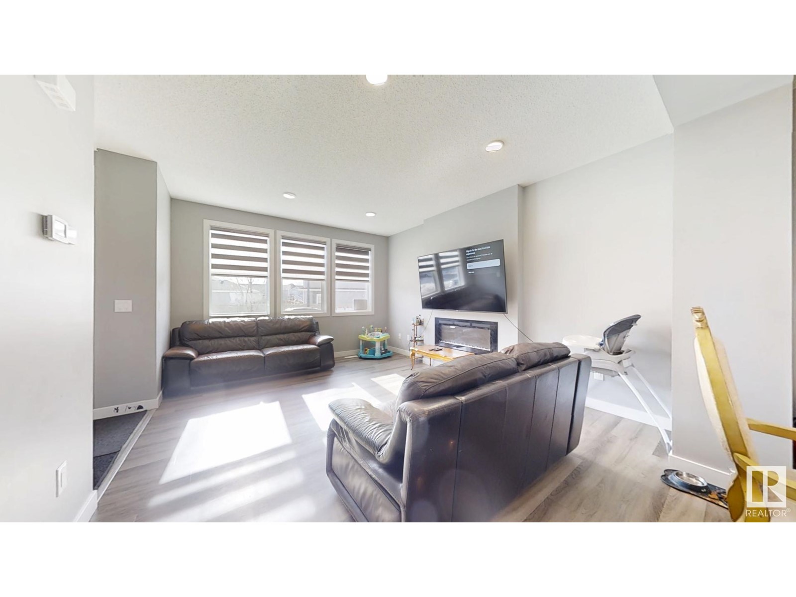 Property at 252 41 AV NW image 3