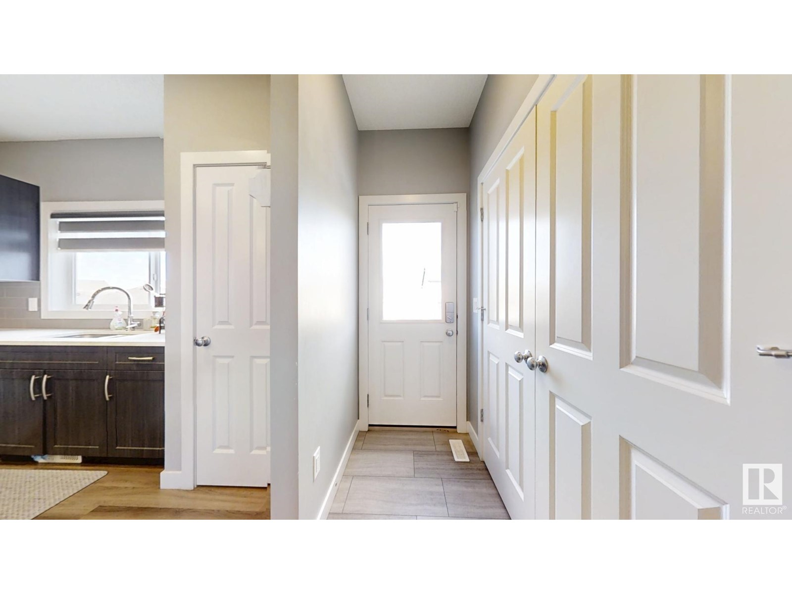 Property at 252 41 AV NW image 4