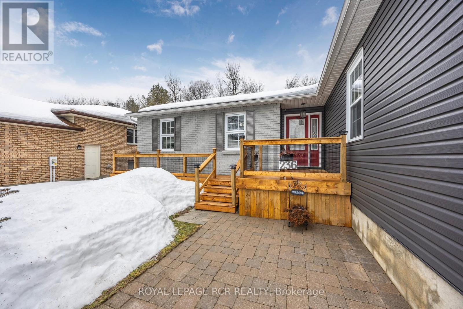 Property at 236 SIMCOE STREET N image 3