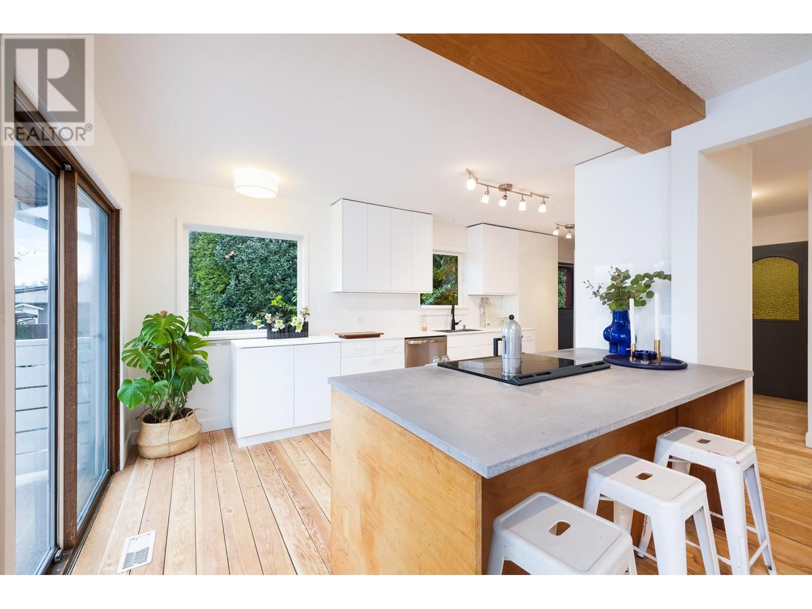1008 Caledonia Avenue, North Vancouver, British Columbia  V7G 1T3 - Photo 6 - R2974480
