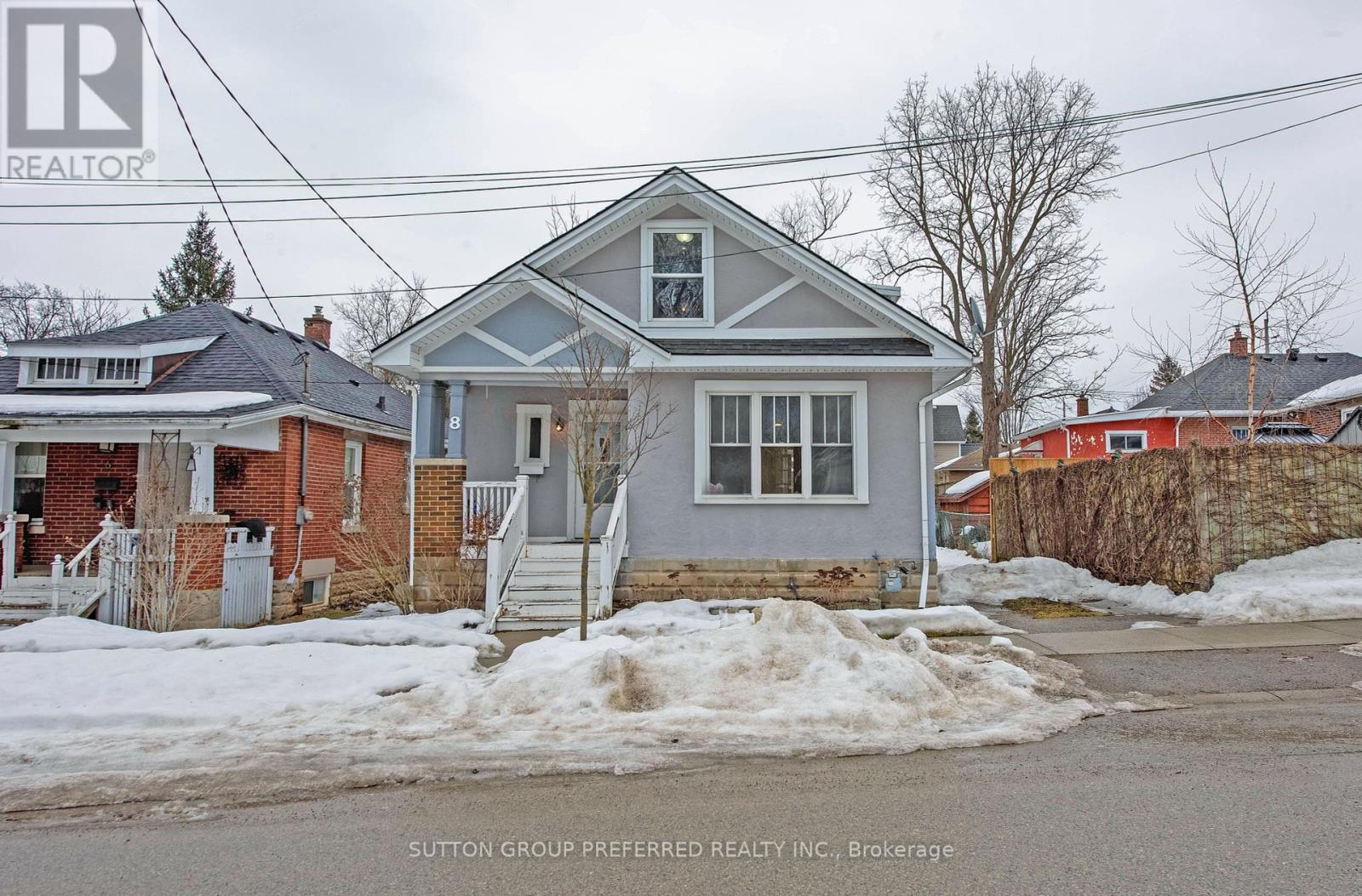 8 Mackay Avenue