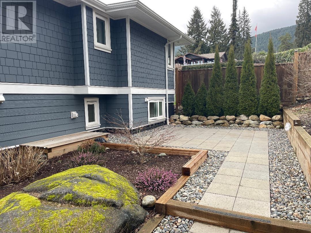 125 Carisbrooke Crescent Crescent, North Vancouver, British Columbia  V7N 2S2 - Photo 3 - R2974859