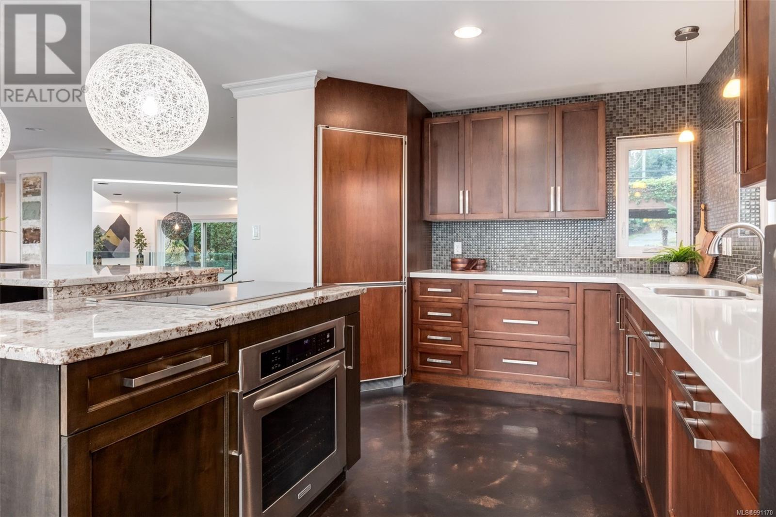 Property at 3574 Oakridge Dr image 5