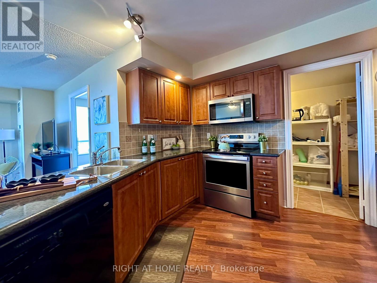 Property at 1522 - 33 COX BOULEVARD image 5