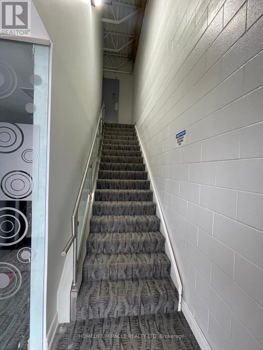 7195 Tranmere Drive, Mississauga, Ontario  L5S 1N4 - Photo 2 - W12006615