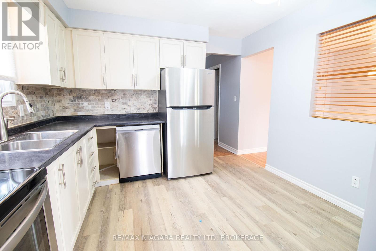 Property at 8 RAINBOW COURT image 3