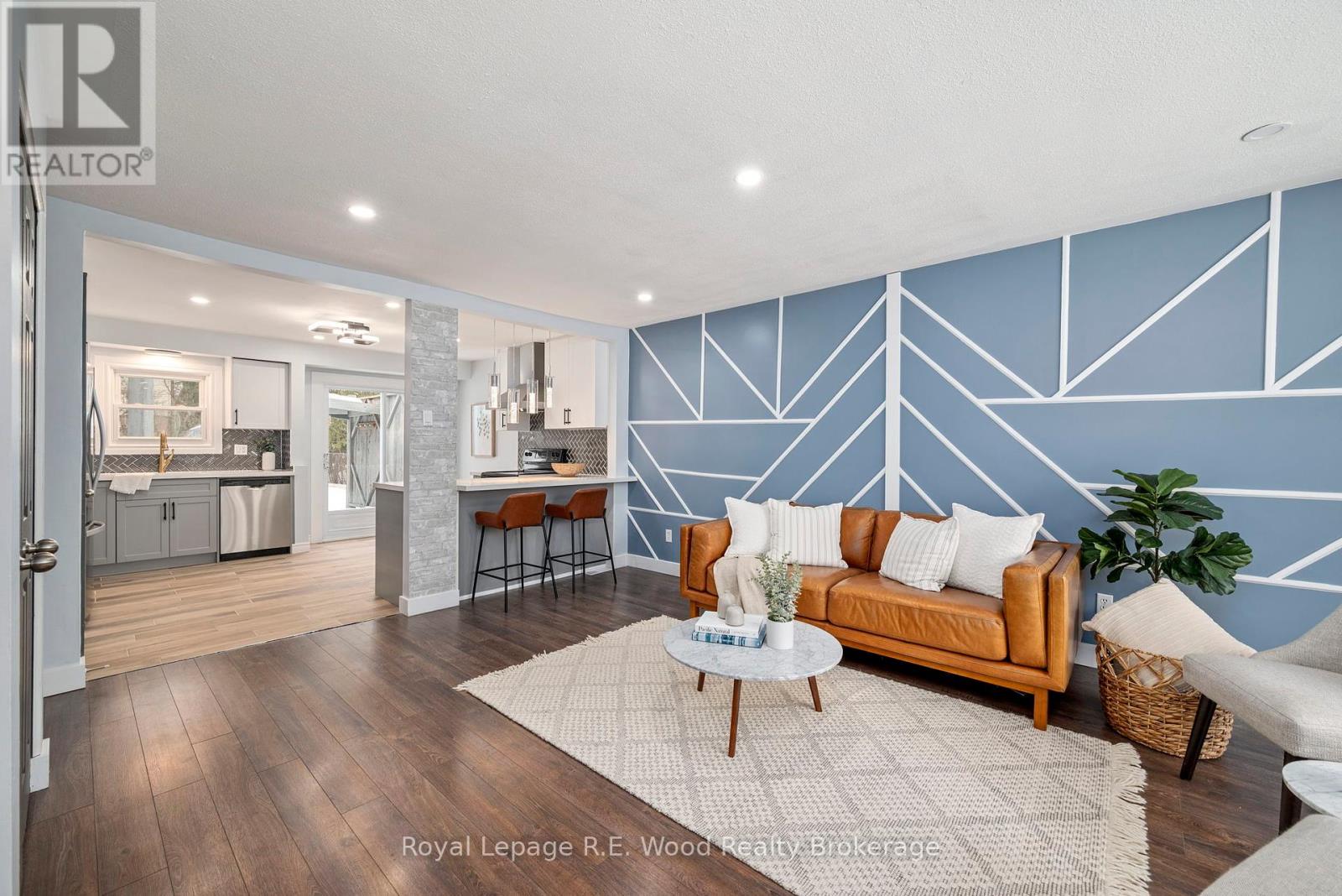 Property at 13 SANDALWOOD CRESCENT image 3