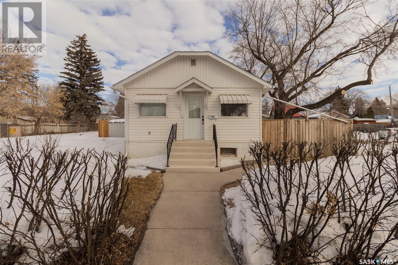 1402 H Avenue N, Saskatoon, Saskatchewan  S7L 2E6 - Photo 1 - SK998293