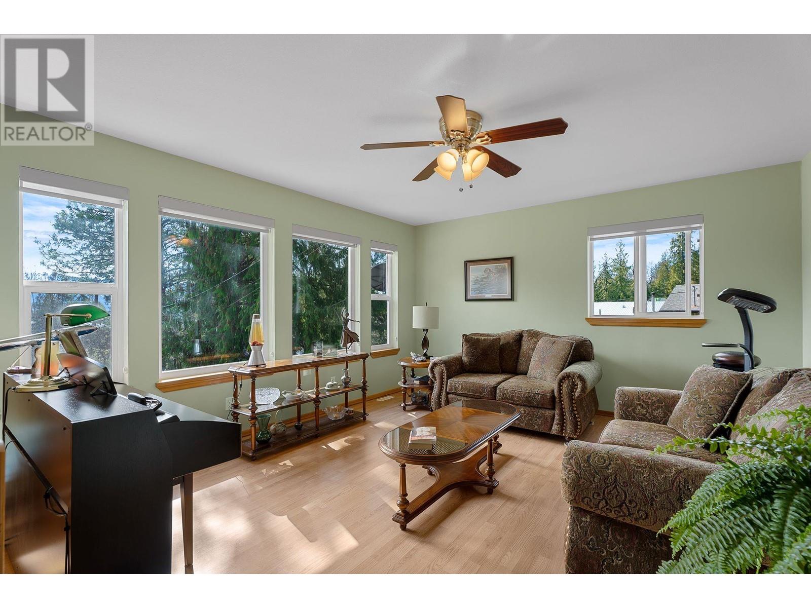 7451 Estate Drive, North Shuswap, Anglemont