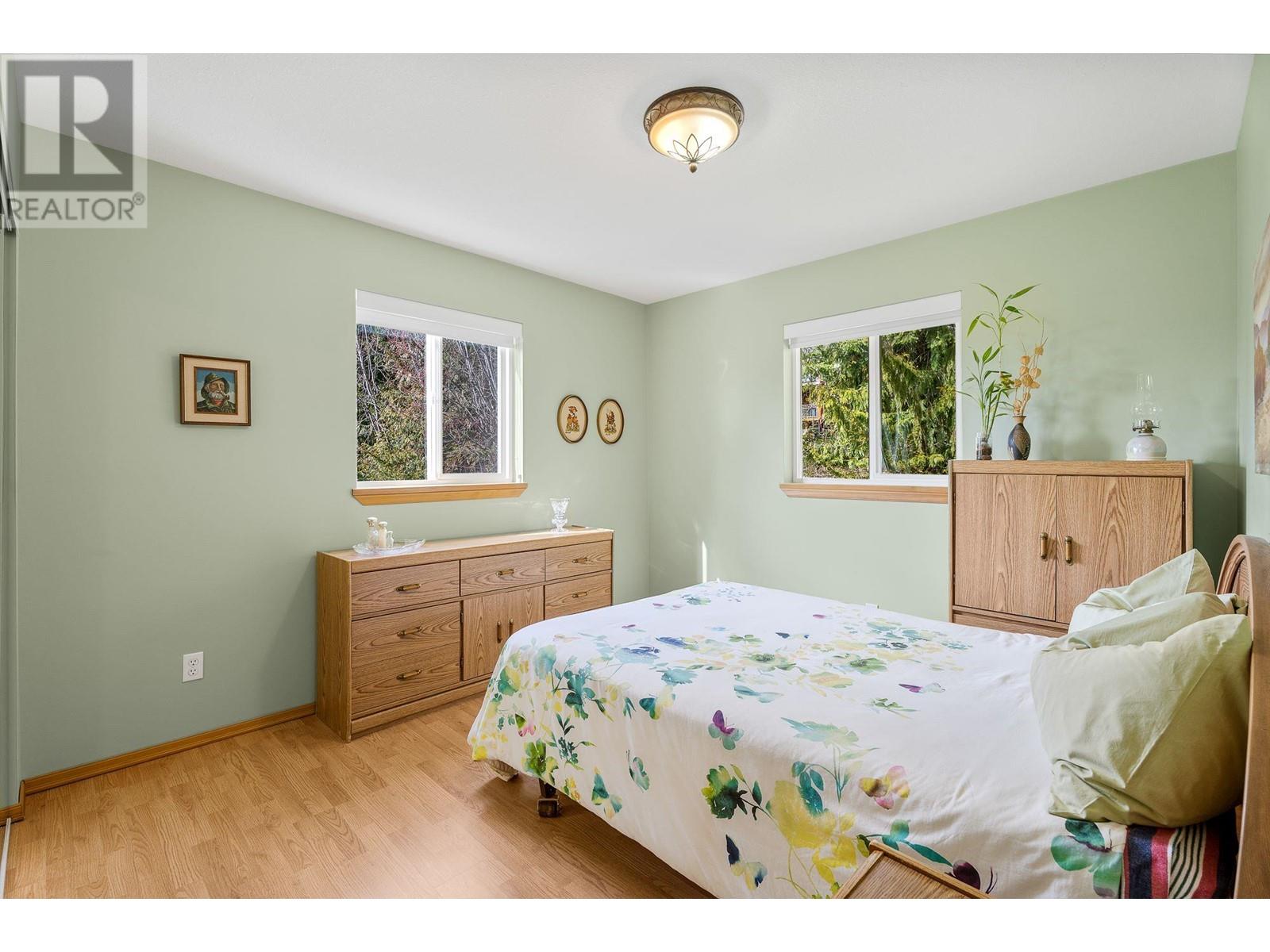 7451 Estate Drive, Anglemont, British Columbia  V0E 1M8 - Photo 17 - 10337817