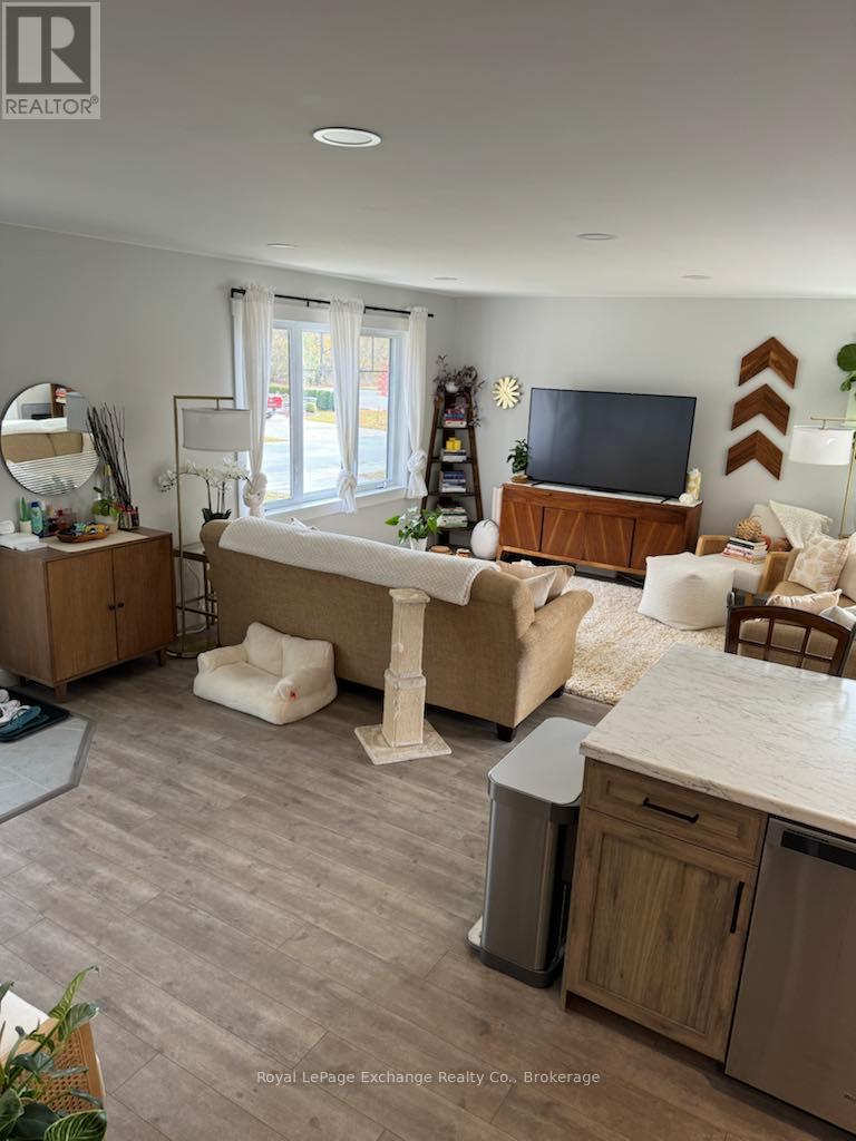 966 Charles Street, Kincardine, Ontario  N2Z 2C2 - Photo 6 - X12007094