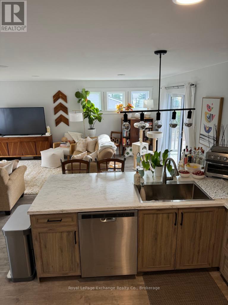 966 Charles Street, Kincardine, Ontario  N2Z 2C2 - Photo 7 - X12007094