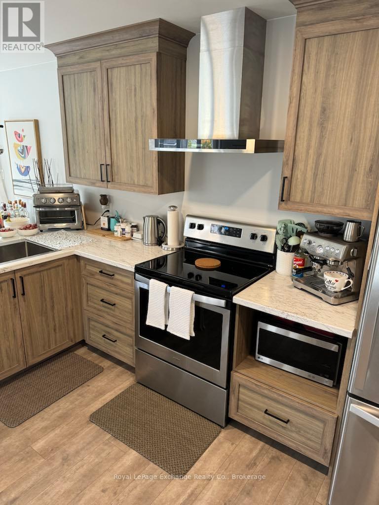 966 Charles Street, Kincardine, Ontario  N2Z 2C2 - Photo 8 - X12007094