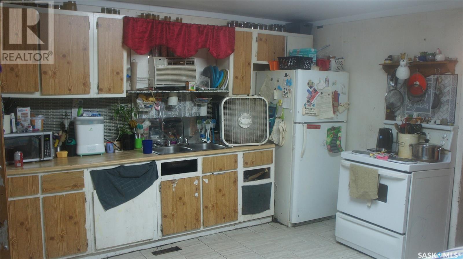 406 Carbon Avenue, Bienfait, Saskatchewan  S0C 0M0 - Photo 1 - SK997106
