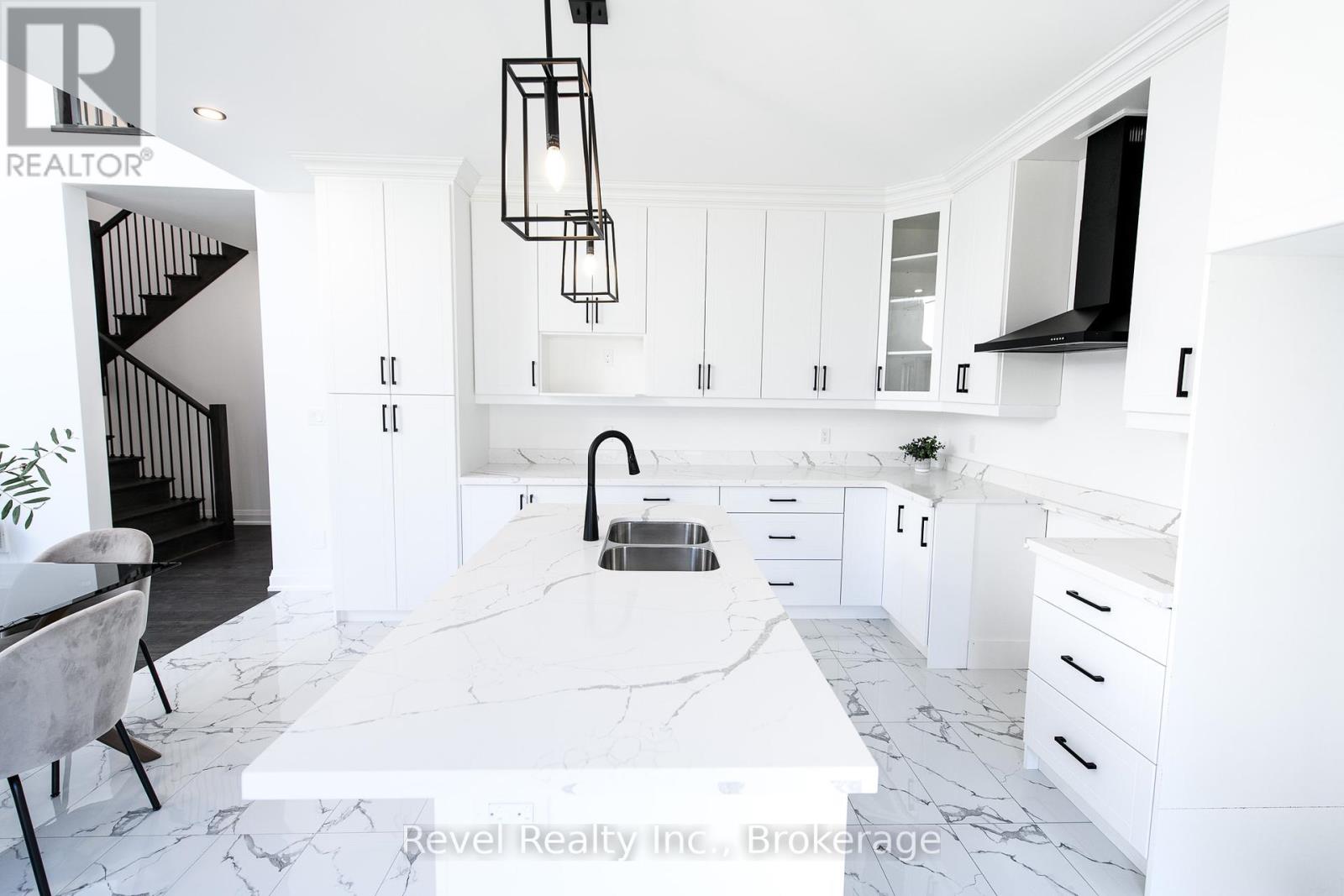 75 49th Street S, Wasaga Beach, Ontario  L9Z 1Y2 - Photo 2 - S12007217