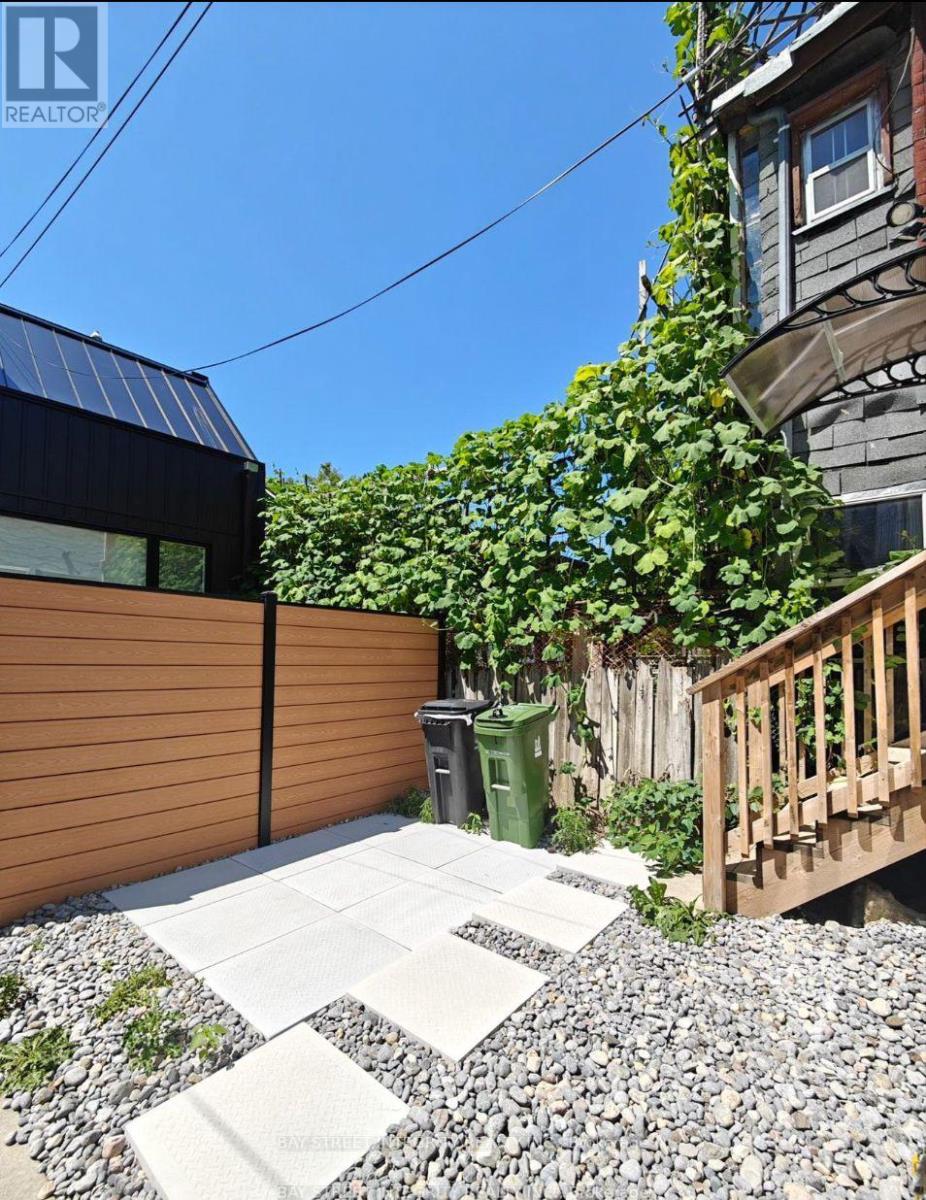 Unit 1 - 598 Crawford Street, Toronto, Ontario  M6G 3K2 - Photo 15 - C12007351