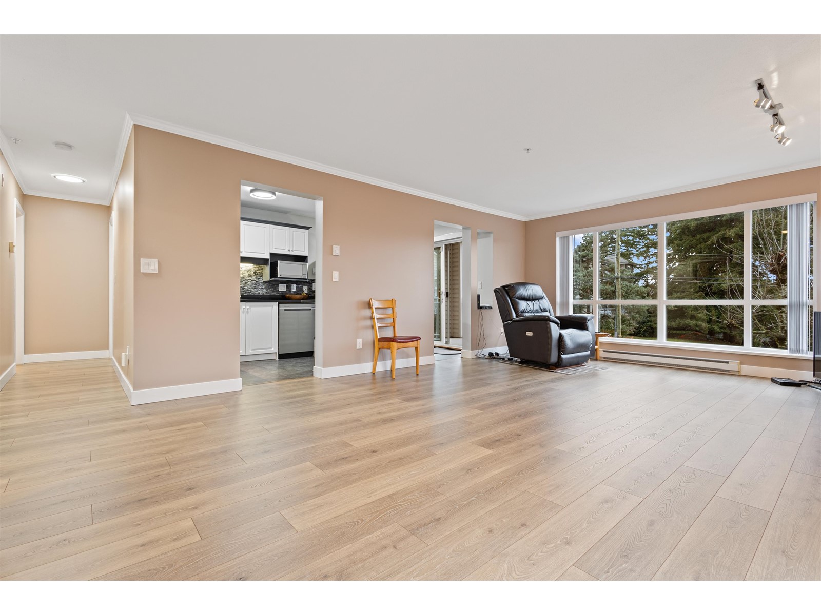 206 32120 Mt Waddington Avenue, Abbotsford, British Columbia  V2T 2E8 - Photo 3 - R2974155