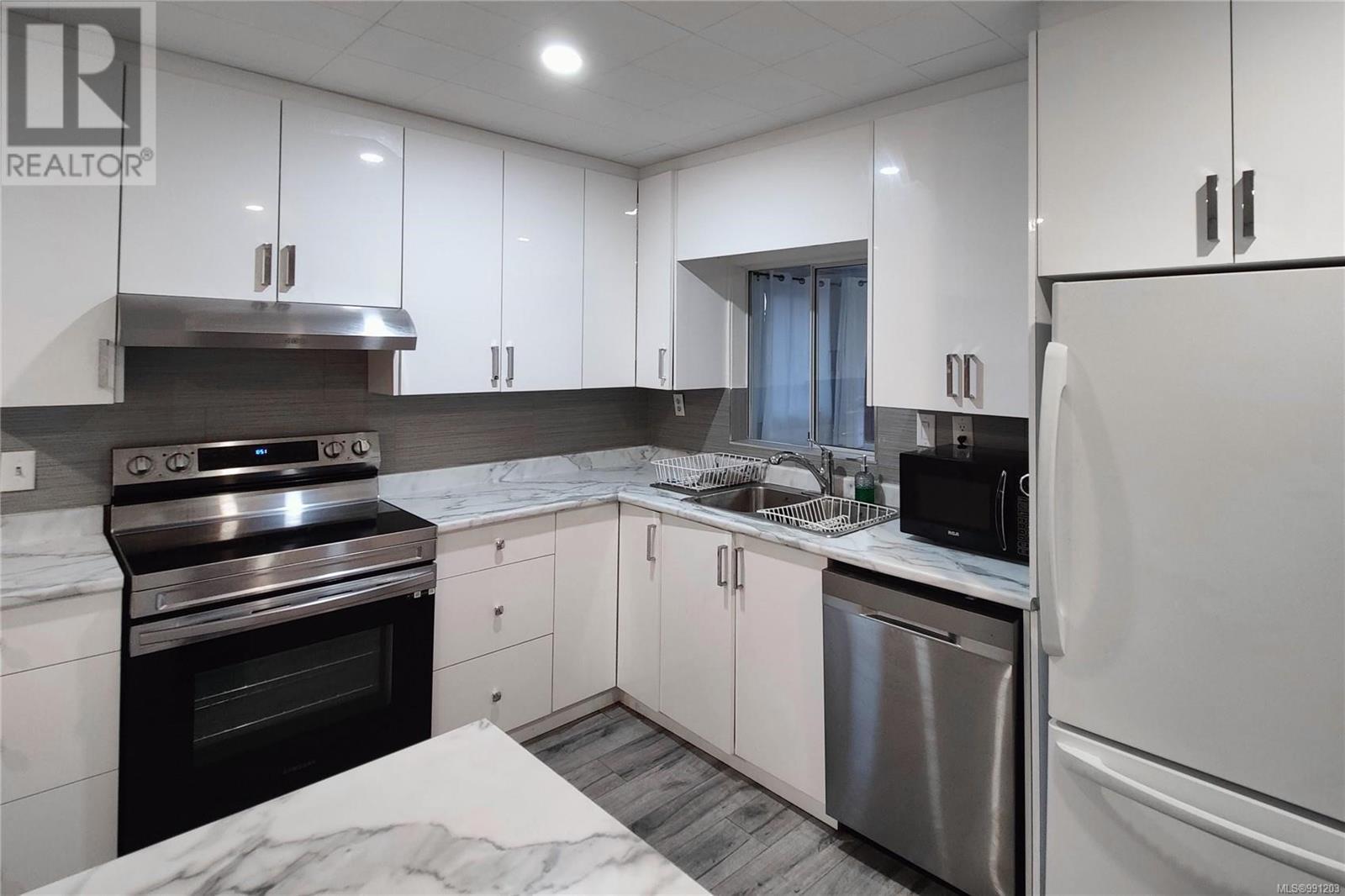 Property at 18 Gillespie St S image 4