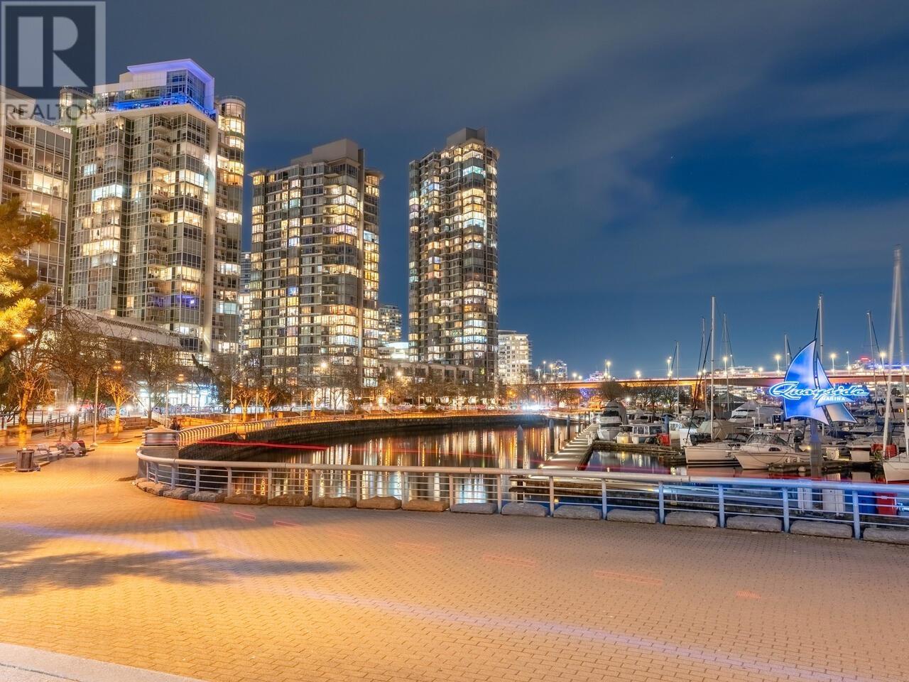 Listing Picture 4 of 25 : 2008 198 AQUARIUS MEWS, Vancouver / 溫哥華 - 魯藝地產 Yvonne Lu Group - MLS Medallion Club Member